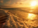 El sol iluminando las olas del mar