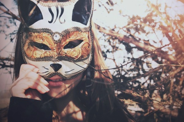 Chica con una bonita máscara de gato para carnaval