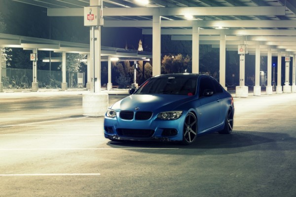 Un BMW en un parking solitario