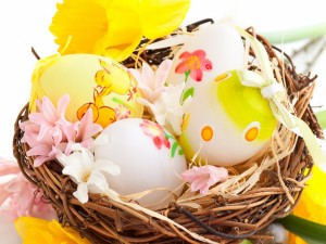 Postal: Coloridos huevos de Pascua en un nido