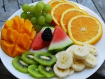 Plato con varios tipos de frutas