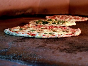 Pizzas en un horno de piedra