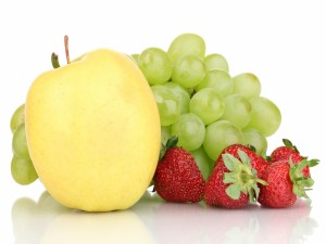Postal: Manzana, uvas y fresas