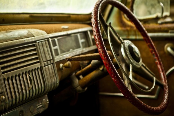 Volante e interior de un antiguo coche