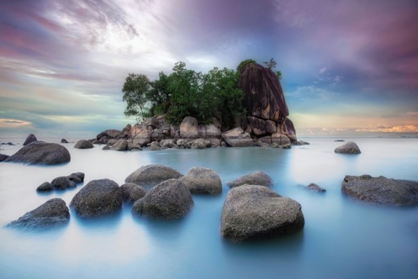 Rocas y piedras formando una isla en el mar