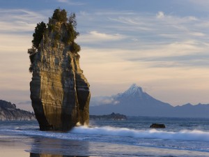 Postal: Hermosa formación rocosa en una playa