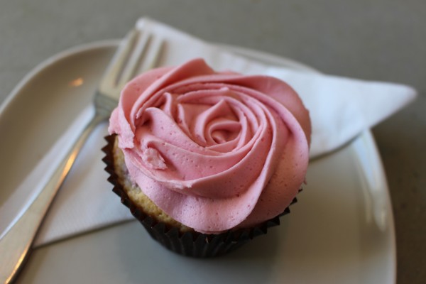 Cupcake decorado con una rosa de crema