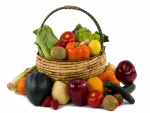 Frutas y verduras dentro y fuera de una cesta