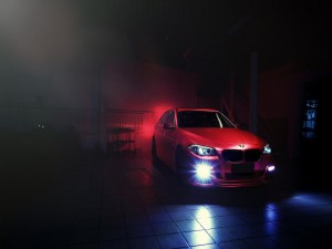 BMW rojo con las antinieblas encendidas
