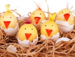 Divertidos y sonrientes huevos de pascua en un nido