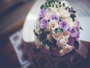 Postal: Bouquet de rosas para una novia