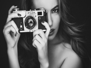 Mujer con una antigua cámara de fotos