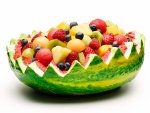 Ensalada de frutas dentro de una sandía