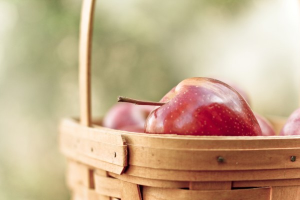 Manzanas rojas dentro de una cesta
