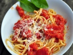 Espaguetis con tomates y queso