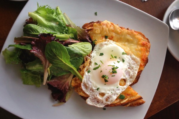 Un huevo frito y ensalada