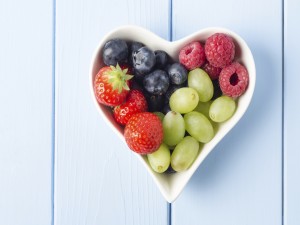 Frutas en un plato con forma de corazón