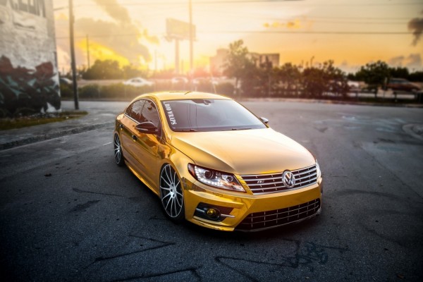 Volkswagen Passat CC de color dorado