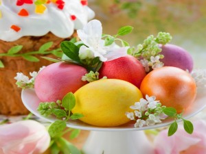 Huevos de Pascua en un recipiente