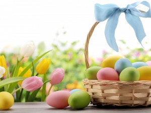 Postal: Cesta con huevos de Pascua