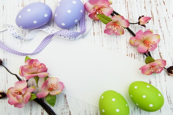 Hermosas flores, huevos y una carta para Pascua