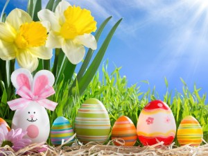 Postal: Huevos de Pascua en un jardín primaveral