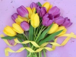 Un bello ramo de tulipanes de color púrpura y amarillo