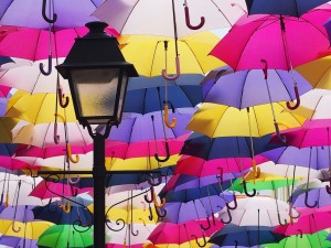 Farol y paraguas de diversos colores