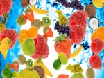 Variedad y coloridas frutas en el agua