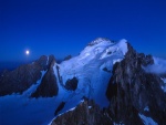 La luna se levanta tras la montaña Barre des Écrins (Alpes)
