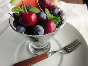 Frutas rojas en un vaso