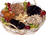 Una cesta con frutos secos variados