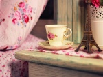 Taza de té junto a un recuerdo de París