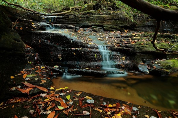 Cascada con poco caudal en otoño