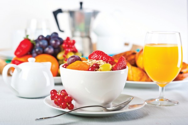 Frutas y cereales para un buen desayuno