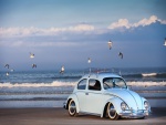 Volkswagen escarabajo en una playa