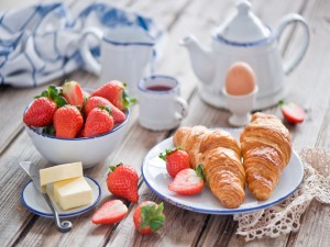 Postal: Fresas y cruasanes para un rico desayuno