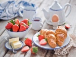 Fresas y cruasanes para un rico desayuno