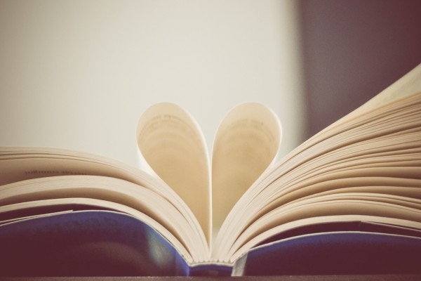 Páginas de un libro formando un corazón