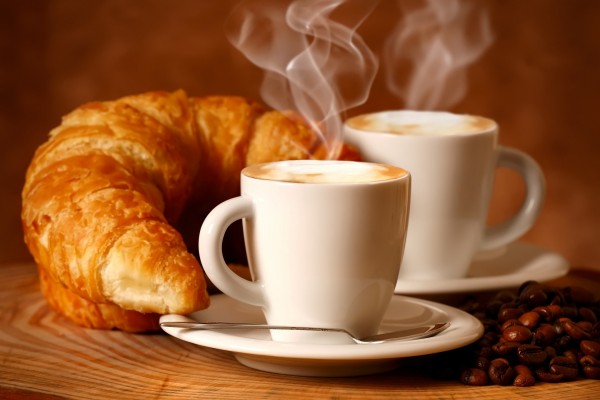 Café humeante y cruasanes para el desayuno