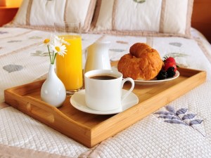 Postal: Bandeja de desayuno sobre una cama