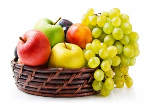 Frutas frescas en un bonito frutero