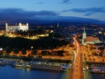 Luces en Bratislava al amanecer (Eslovenia)