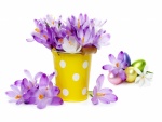 Delicadas flores y huevos de Pascua
