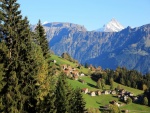 Pueblo entre montañas y pinos (Suiza)