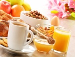 Desayuno con frutas, cereales y bollería