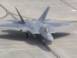 Postal: Un Lockheed Martin F-22 Raptor en un aeródromo