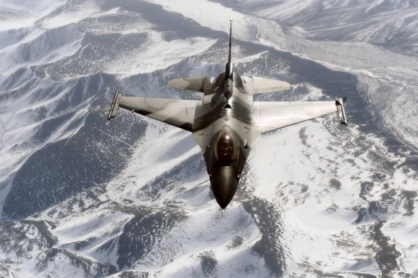 Un General Dynamics F-16 Fighting Falcon sobrevolando unas montañas