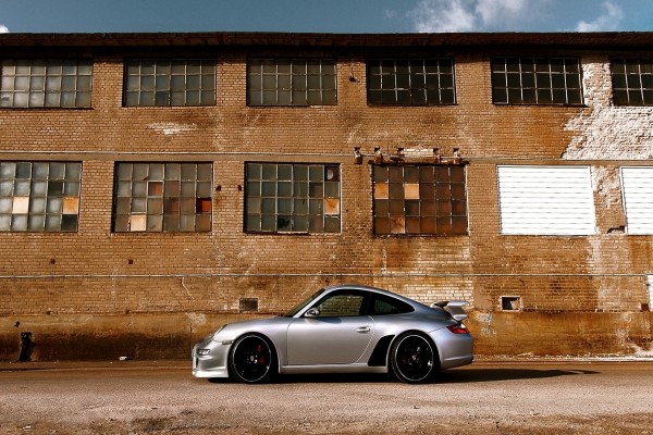 Porsche GT3 junto a un edificio abandonado