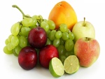 Uvas entre otras piezas de fruta